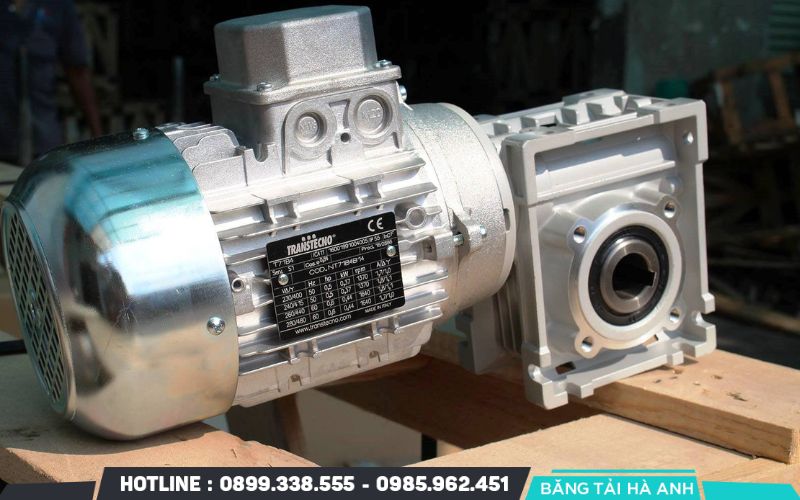 Động cơ và hộp giảm tốc cần được kiểm tra về nhiệt độ, tiếng ồn, độ rung, rò rỉ dầu và tình trạng kết nối