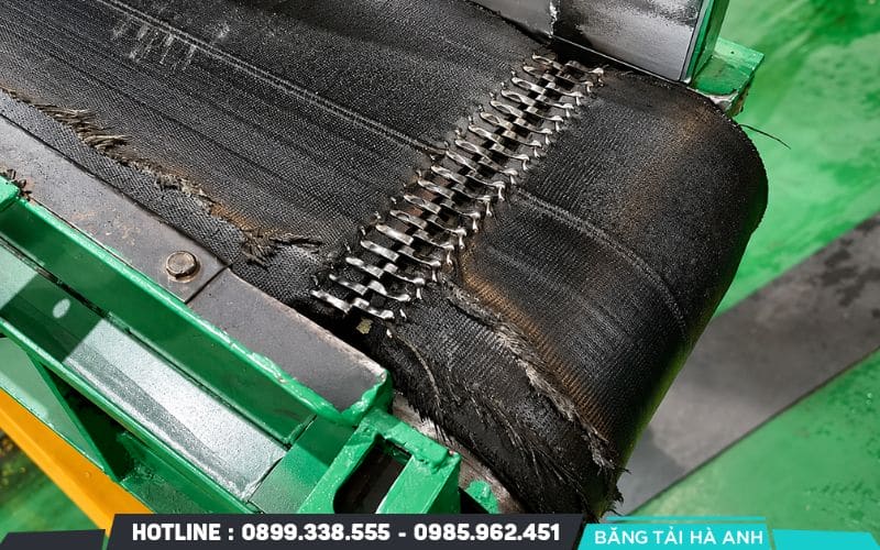 Nhân viên kỹ thuật cần theo dõi các dấu hiệu như dây băng chạy lệch, mép băng bị mòn, bề mặt xuất hiện vết nứt