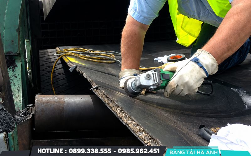 Băng tải cao su thường chịu tải lớn nên chi phí bảo trì tập trung vào dây băng, con lăn, tang, ổ bi và mối nối