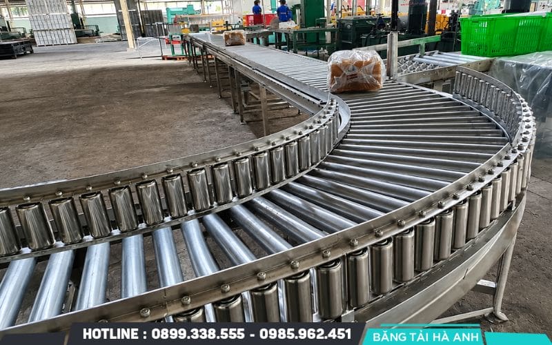 Băng tải con lăn có nhiều cấu hình từ loại tự do đến loại truyền động bằng xích hoặc đai