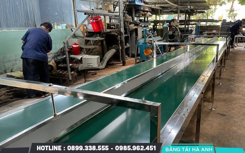 Chi phí đầu tư băng tải PVC và PU phụ thuộc mạnh vào loại dây băng và cấu hình hệ thống
