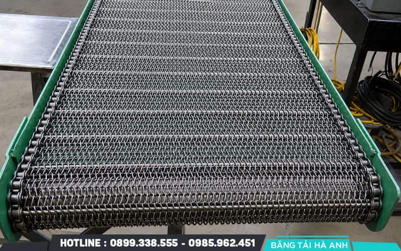 Băng tải inox phù hợp với môi trường sản xuất ẩm ướt, thường xuyên rửa vệ sinh