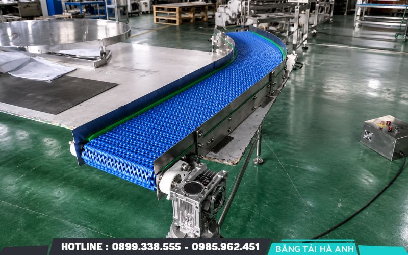 Mặt băng Modular có dạng lỗ hoặc mắt lưới giúp nước và cặn nhỏ thoát qua trong quá trình rửa