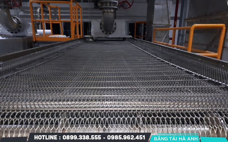 Băng tải lưới Inox phù hợp với các dây chuyền cần vệ sinh bằng nước và làm việc trong môi trường khắc nghiệt