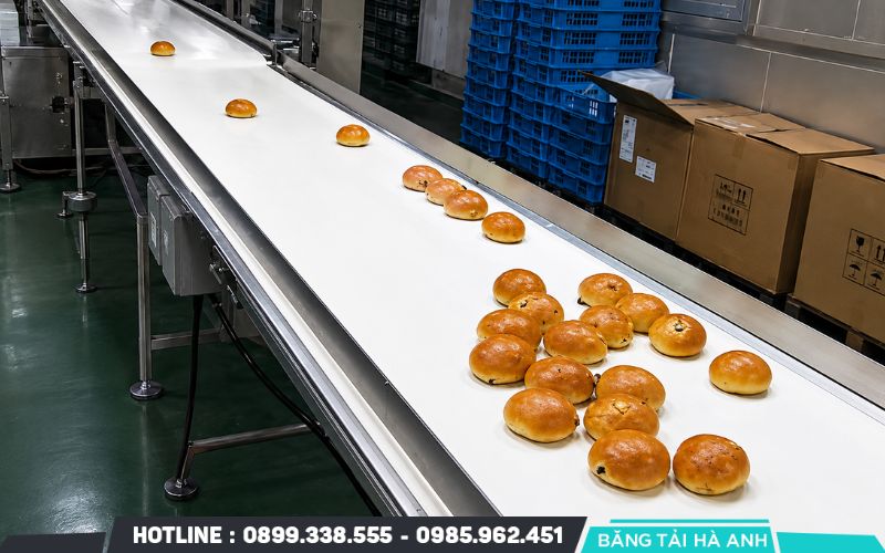 Băng tải PVC trắng phù hợp với các dây chuyền vận chuyển thực phẩm khô, sản phẩm đóng gói