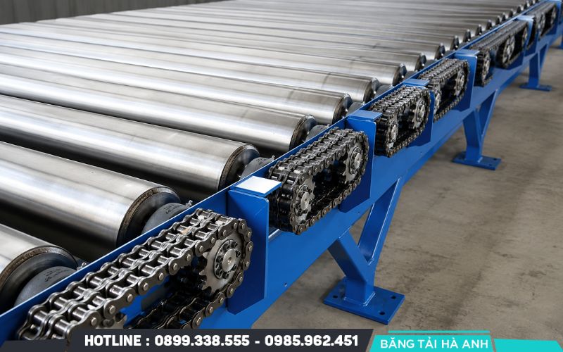 Băng tải con lăn truyền động sử dụng động cơ để quay các con lăn thay vì kéo toàn bộ dây băng