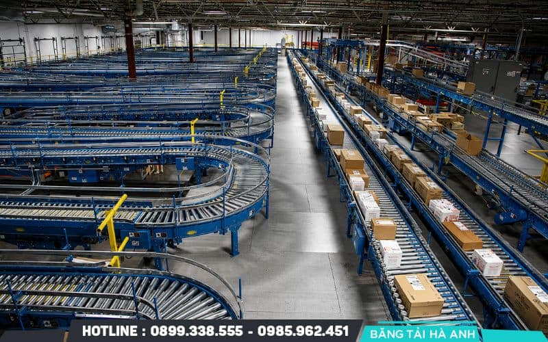 Tích hợp băng tải với các hệ thống khác là quá trình kết nối băng tải với máy móc, thiết bị điều khiển và phần mềm quản lý