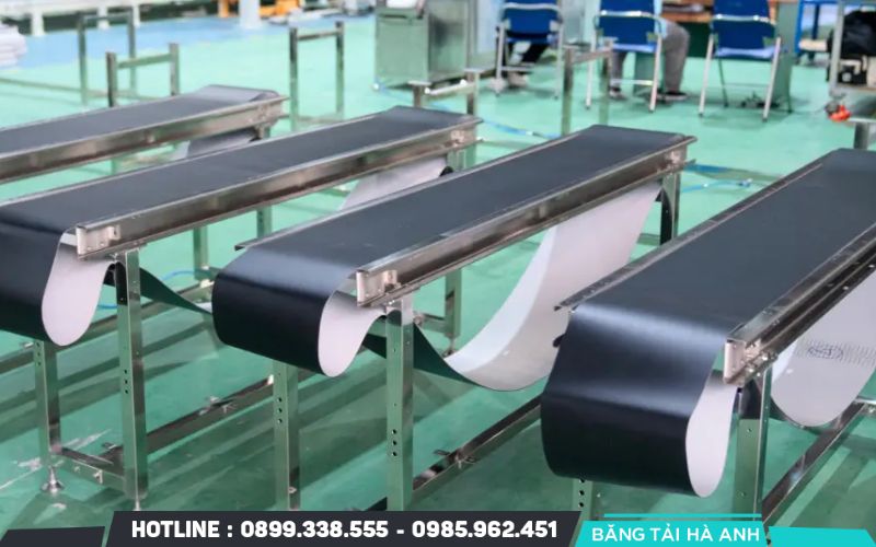 Loại băng tải cần phù hợp với đặc điểm hàng hóa, tải trọng, quãng đường vận chuyển và môi trường làm việc