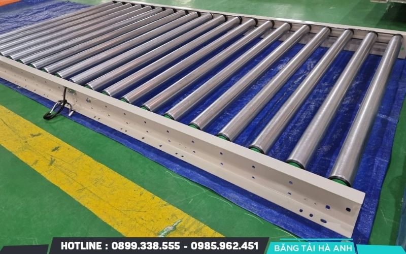 Băng tải con lăn là thiết bị vận chuyển sử dụng nhiều con lăn được bố trí liên tiếp trên một khung đỡ