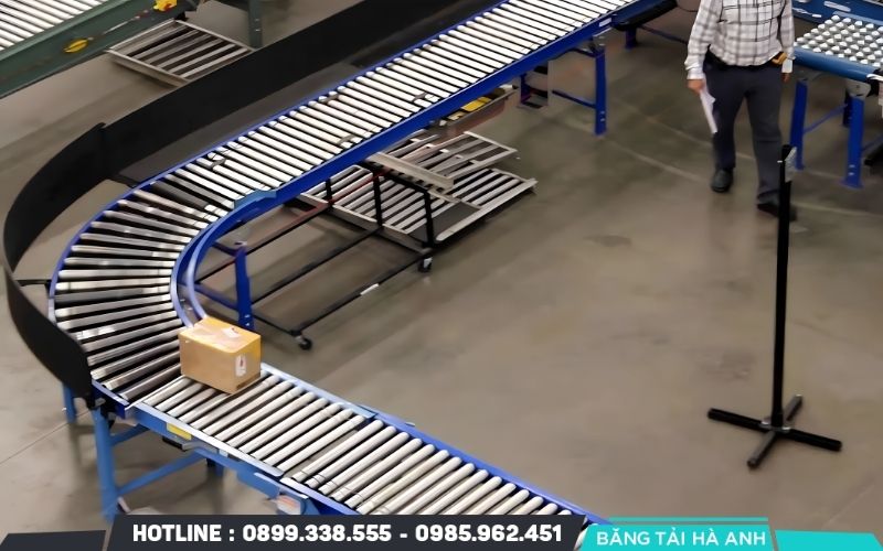 Băng tải con lăn phát huy hiệu quả khi doanh nghiệp bố trí tuyến vận chuyển cố định