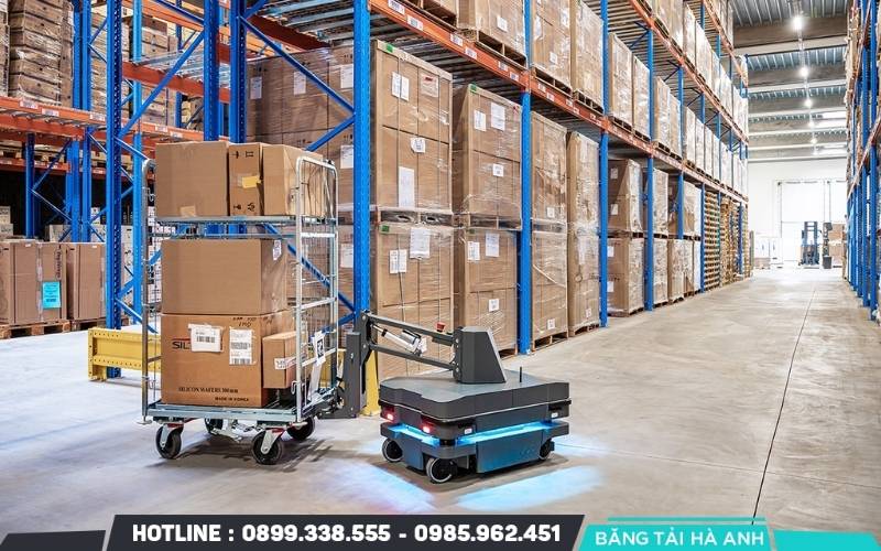 AGV phù hợp với nhiệm vụ di chuyển hàng hóa giữa các khu vực mà băng tải không cần kéo dài đến