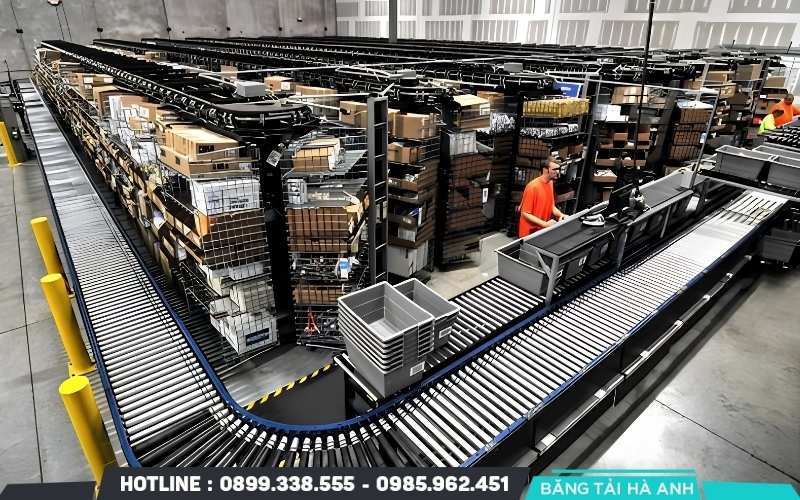 Băng tải công nghiệp là hệ thống thiết bị cơ khí dùng để di chuyển nguyên vật liệu