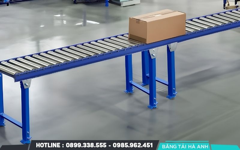 Băng tải là thiết bị vận chuyển hàng hóa, nguyên vật liệu hoặc sản phẩm theo một tuyến được xác định trước