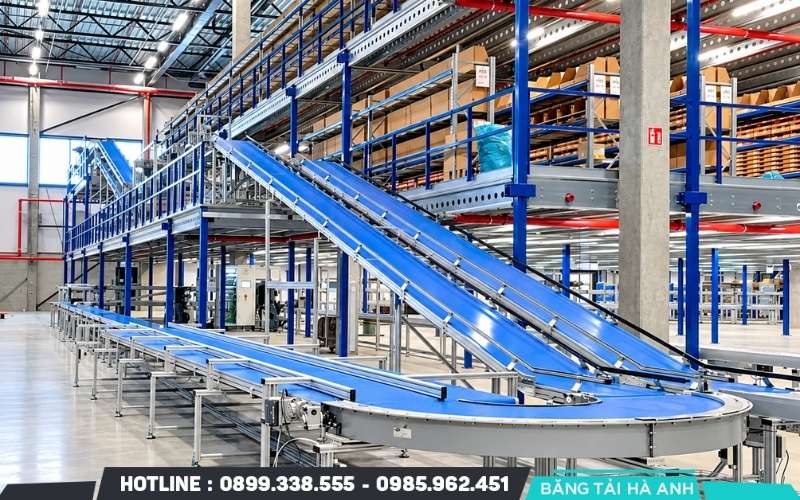Băng tải thường phù hợp với hoạt động có lưu lượng lớn, tần suất cao và tuyến vận chuyển ổn định