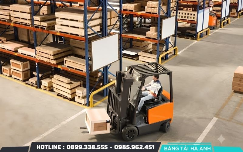 Xe nâng có thể di chuyển linh hoạt giữa nhiều khu vực mà không cần một tuyến vận chuyển cố định