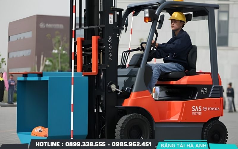 Xe nâng hoạt động linh hoạt trên mặt sàn và phù hợp với các nhiệm vụ vận chuyển cần thay đổi vị trí thường xuyên
