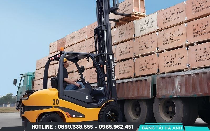Xe nâng sử dụng động cơ hoặc hệ thống truyền động để di chuyển hàng hóa trên mặt sàn