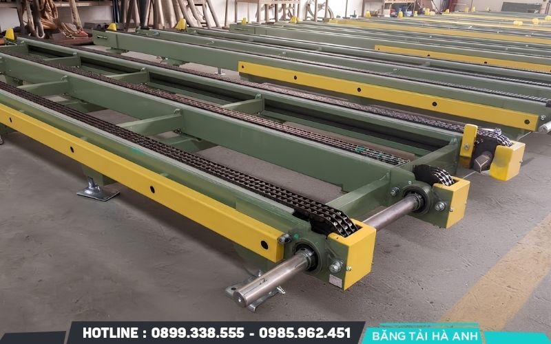 Băng tải xích tạo lực kéo trực tiếp thông qua hệ thống xích nên phù hợp với nhiều dây chuyền cần vận chuyển chủ động
