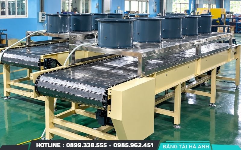 Băng tải xích phù hợp với những hệ thống cần lực kéo chủ động, tải trọng cao