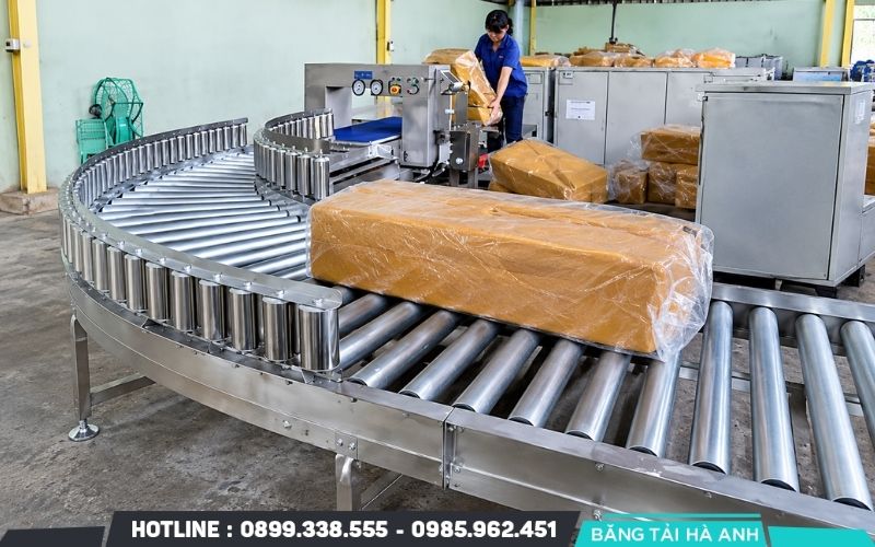Băng tải con lăn sử dụng các con lăn hình trụ bố trí liên tiếp trên khung băng tải để di chuyển hàng hóa