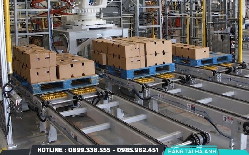 Băng tải xích có khả năng chịu tải cao và phù hợp với nhiều hệ thống vận chuyển hàng nặng