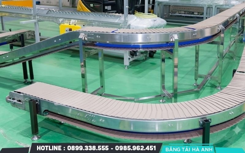 Băng tải xích là thiết bị vận chuyển sử dụng chuỗi xích liên kết làm bộ phận kéo và truyền chuyển động