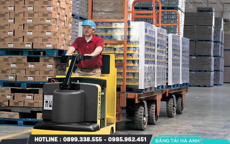 Vận chuyển hàng hóa trong nhà máy bằng xe nâng