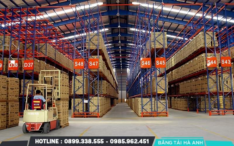 Đặc tính hàng hóa chi phối trực tiếp đến việc lựa chọn thiết bị vận chuyển phù hợp nhất với từng dây chuyền sản xuất