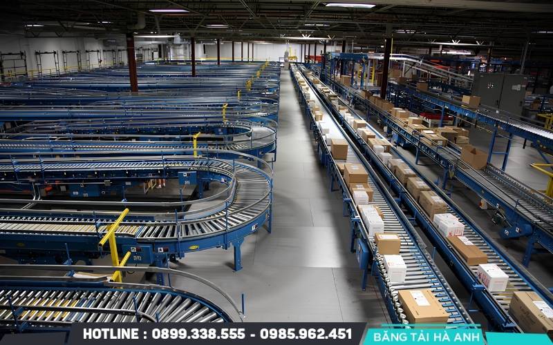 Doanh nghiệp nên sử dụng băng tải khi hàng hóa cần di chuyển nhiều lần trong ngày giữa các vị trí cố định