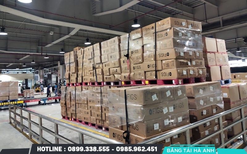 Kho truyền thống là phương thức lưu trữ hàng hóa thủ công sử dụng sức lao động con người kết hợp với các loại kệ chứa hàng