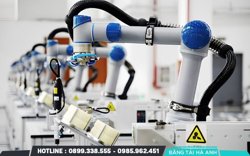 Robot là thiết bị cơ điện tử có khả năng thực hiện các thao tác theo chương trình hoặc lệnh điều khiển được thiết lập trước