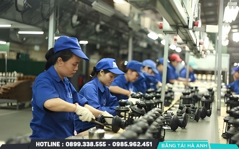 Nhân công là người lao động trực tiếp thực hiện các công việc trong quá trình sản xuất hoặc vận hành nhà máy