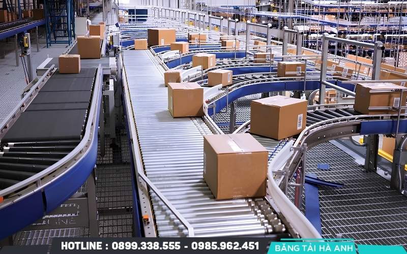 Băng tải đảm nhận việc di chuyển vật liệu giữa các vị trí trong dây chuyền