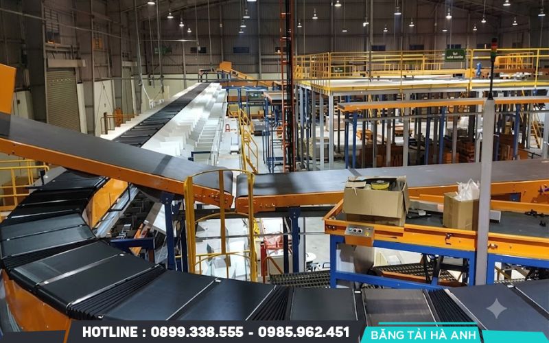 Hệ thống băng tải thông minh và xe tự hành AGV vận chuyển nguyên vật liệu chính xác đến từng vị trí làm việc