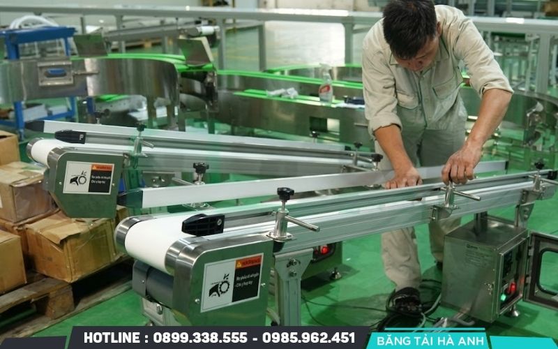 Khung băng tải bị cong, xoắn hoặc lắp đặt không cân bằng có thể khiến dây băng di chuyển lệch khỏi quỹ đạo