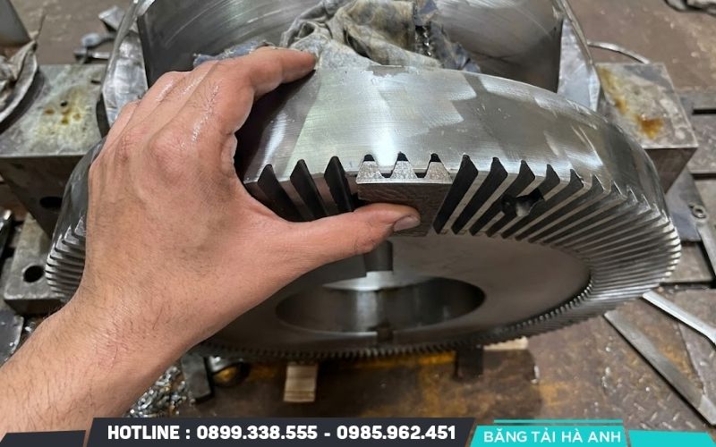 Sửa chữa hoặc thay thế khớp nối, xích tải bị hỏng