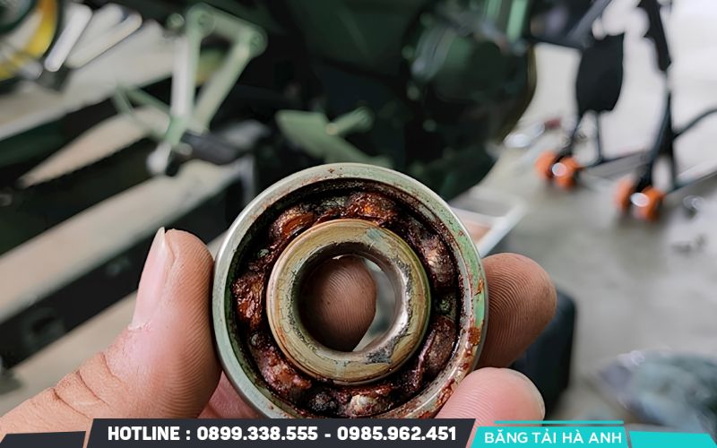 Vòng bi phát ra tiếng rít, tiếng lạo xạo hoặc có dấu hiệu quá nhiệt cần được kiểm tra sớm