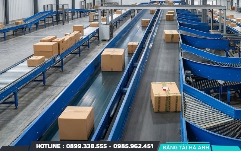 Hàng hóa dạng hộp và thùng carton cần bề mặt băng tải có độ bám phù hợp để hạn chế dịch chuyển khi vận chuyển
