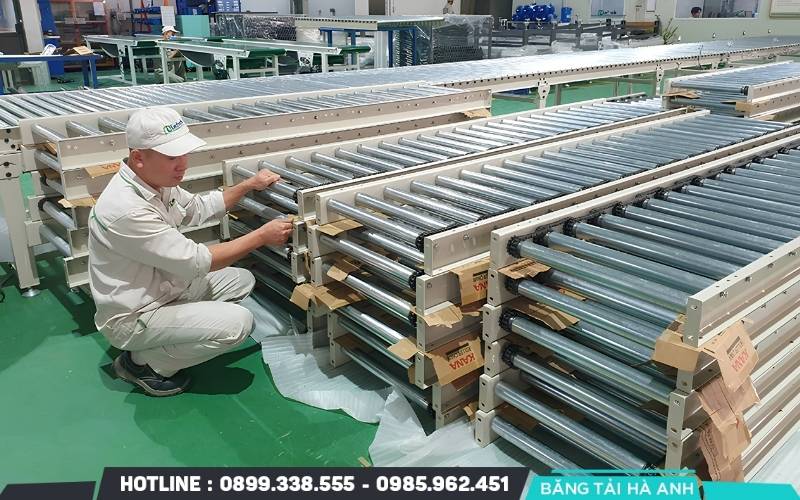 Dây chuyền băng tải thường xuyên gặp sự cố như đứt hoặc lệch băng, kẹt con lăn, hỏng ổ bi và quá nhiệt động cơ