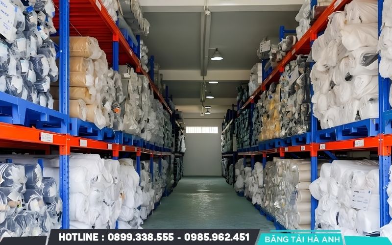 Bán thành phẩm thường tích tụ trước một công đoạn khi tốc độ đầu vào vượt quá khả năng xử lý của công đoạn đó