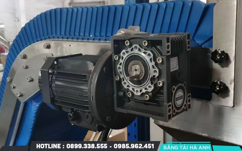 Hệ thống điều khiển phối hợp tốc độ băng tải với khả năng tiếp nhận và xử lý sản phẩm của máy