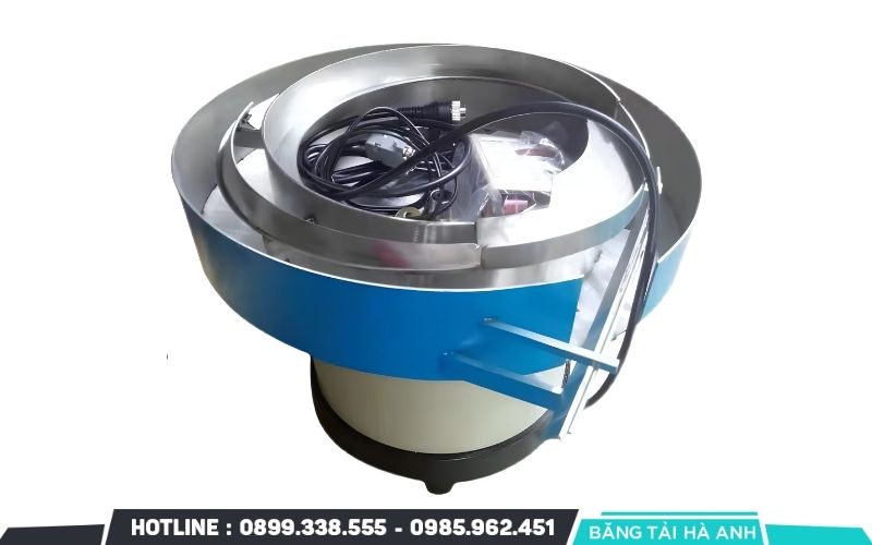 Phễu chứa có nhiệm vụ lưu trữ phôi trước khi đưa vào cơ cấu cấp liệu