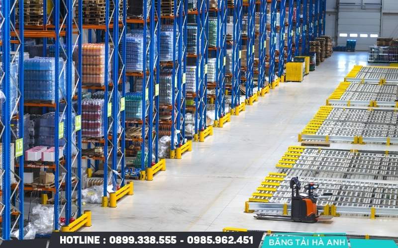 Khu tiếp nhận nguyên vật liệu nên nằm gần cổng nhập hàng để thuận tiện cho việc bốc dỡ, kiểm đếm