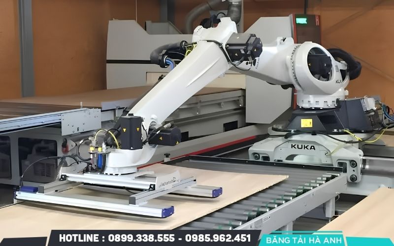 Hệ thống cấp liệu bằng robot sử dụng cánh tay robot hoặc robot công nghiệp để lấy, di chuyển và đặt nguyên liệu