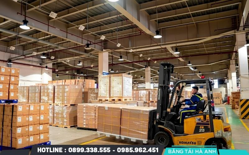 Nhân viên cần kiểm tra pallet trước khi đưa vào khu vực lưu trữ hoặc sản xuất